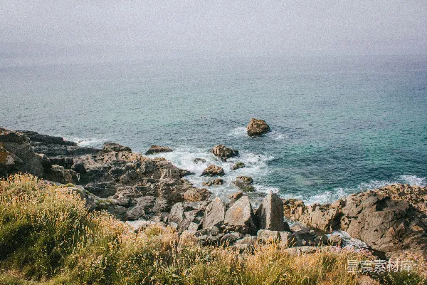 一块岩石悬崖上的海景