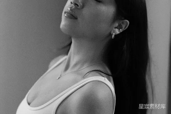 高清摄影 一个穿白色上衣的女人正在拍照。