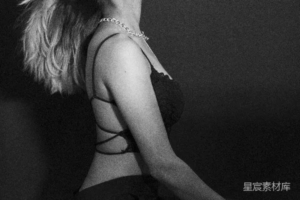 高清摄影 一位女性在拍照。