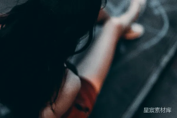 高清摄影 一个女人侧躺在地上，背对着摄像机。