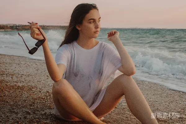 高清摄影 坐在海边的妇女