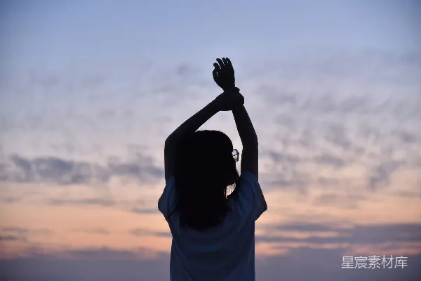 高清摄影 女人用手遮面的侧影