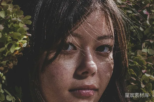 女人穿着棕色连衣裙