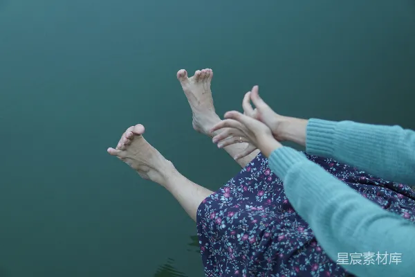 高清摄影 身穿蓝长袖衬衫的人