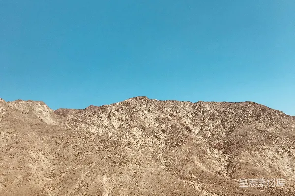一座巨大的岩石山峰