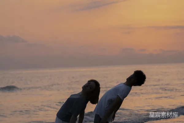 高清摄影 几个男子站在海滩上，靠近大海。