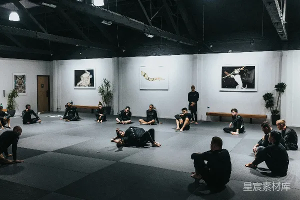 高清摄影 地板前的人坐在地上面前是一面白色墙壁