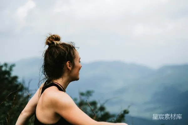 高清摄影 黑色T恤衫的女人在白天望着山峦。