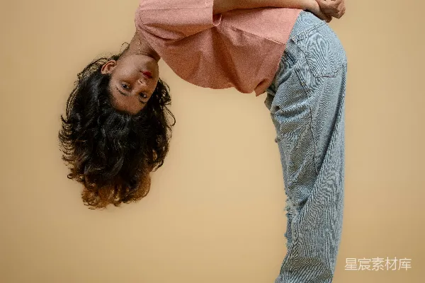 高清摄影 一个女子正在头上做倒立。