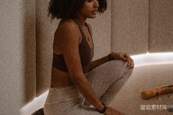 高清摄影 一个女人坐在房间里的地板上。