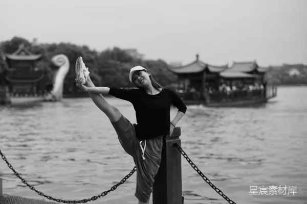 高清摄影 女人侧坐于水面旁的照片（黑白）