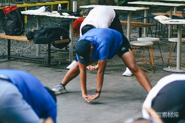 高清摄影 户外近桌子和椅子的团体拉伸