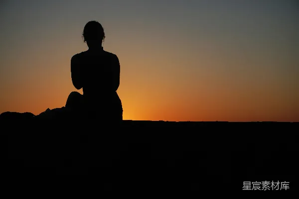 高清摄影 夕阳下一个人坐在岩石上的轮廓