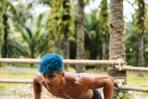 高清摄影 一个蓝色头发的男人在木凳上做俯卧撑