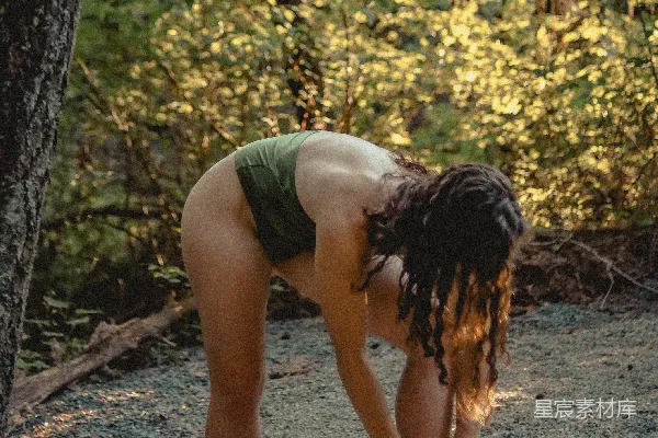 高清摄影 森林中一位妇女弯腰低头