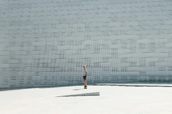 高清摄影 男人在用滑板玩耍