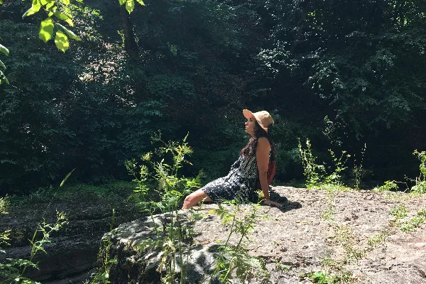 高清摄影 坐在森林岩石上的女子