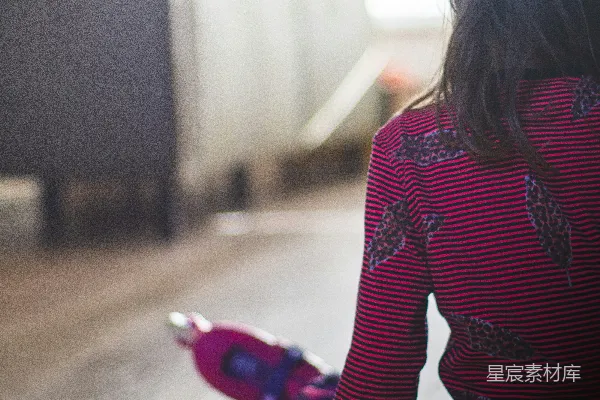 高清摄影 身穿红黑条纹长袖上衣的女人在白天街道上步行