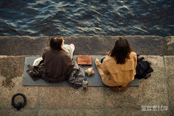高清摄影 两人坐在一块石头的边缘上