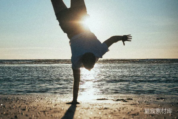 高清摄影 海滩上做俯卧撑的人