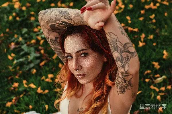 高清摄影 一个穿着白色连衣裙并戴着帽子的女人