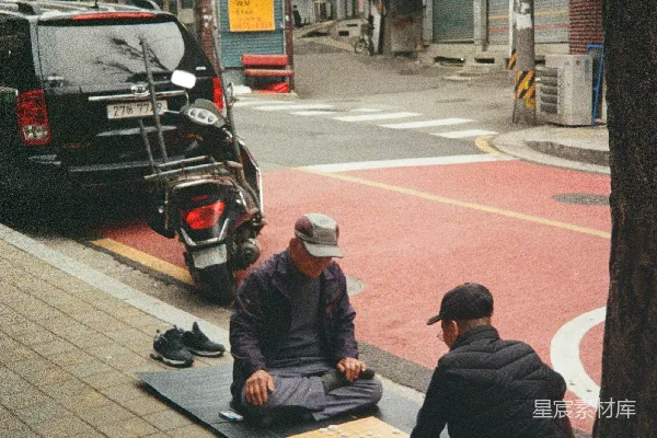 高清摄影 几个男人坐在人行道上