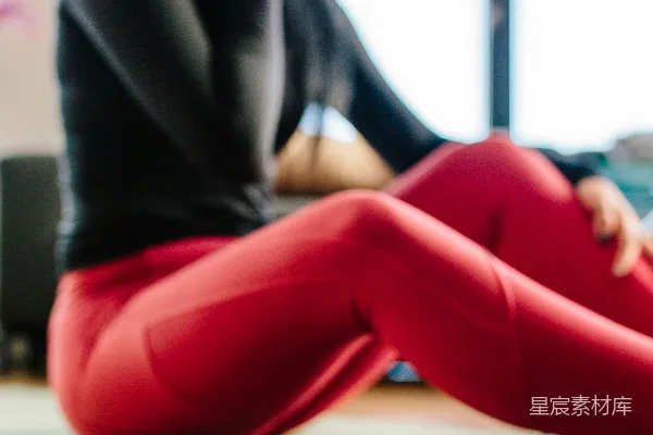 高清摄影 坐在瑜伽垫上的女人