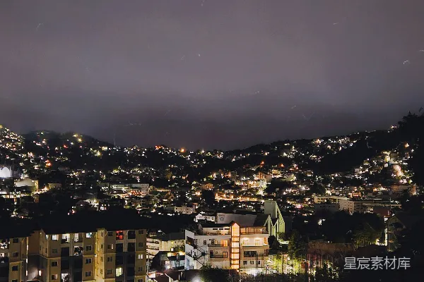 从山顶看夜间的城市景象