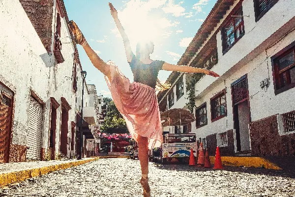 高清摄影 浅色调聚焦照片中的黑粉色连衣裙女子