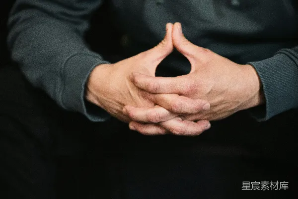 高清摄影 一个人将双手合在一起