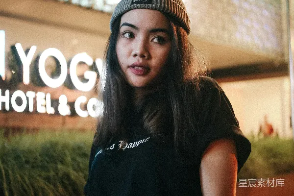 高清摄影 女人站在指示牌前