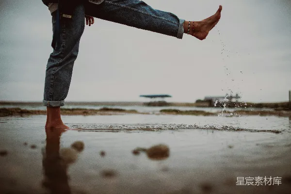 高清摄影 一个人在湿海滩上站立