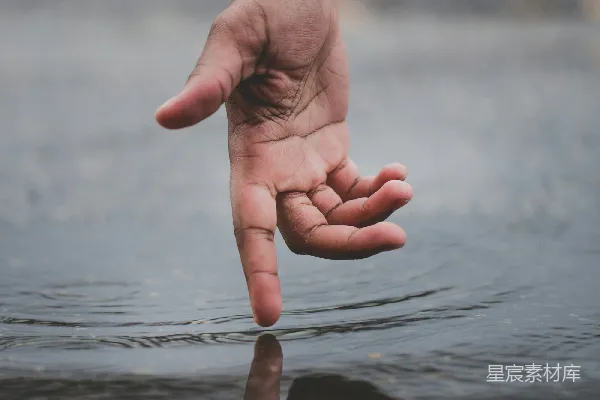 高清摄影 一个人触摸水面并产生涟漪