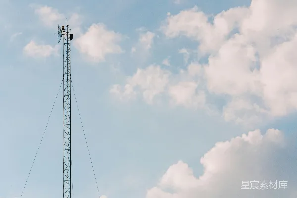 阴天白电插在晴朗的天空下 daytime