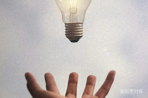 高清摄影 人捕捉到灯泡