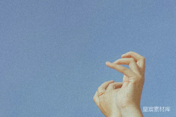高清摄影 人的手触碰蓝色的天空