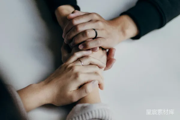 高清摄影 两个人手牵手坐在桌旁感到舒适