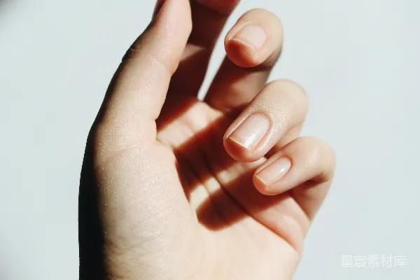 高清摄影 手放在白色桌子上的那个人