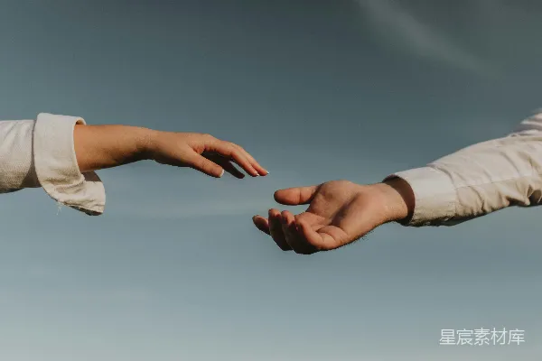 高清摄影 手持白色心形纸的人