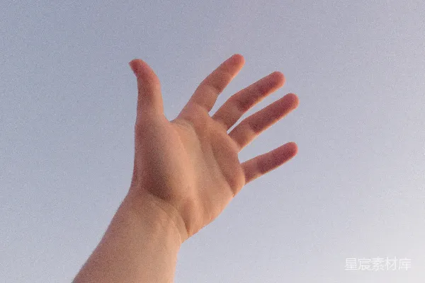 高清摄影 左手举起来的人们