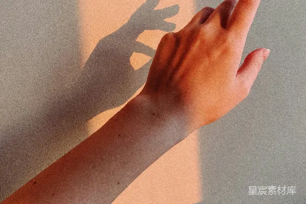高清摄影 左手染有蓝色指甲油的人们