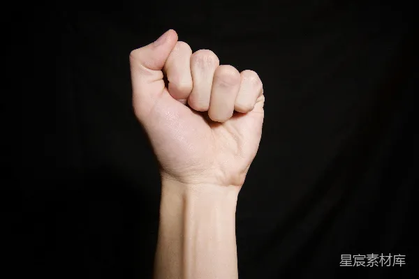 高清摄影 人的左手放在黑色纺织品上