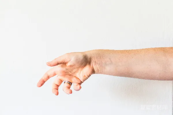 高清摄影 人的手放在白色表面之上