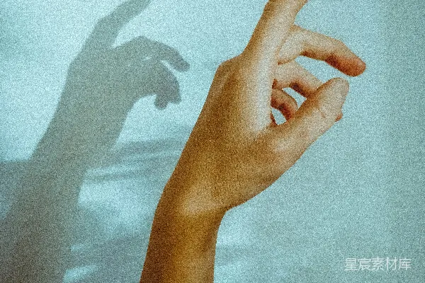高清摄影 左手放在白色织物上的那个人