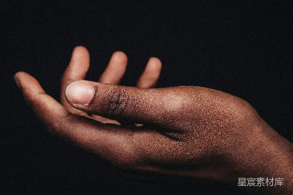 高清摄影 人的手放在黑色背景上