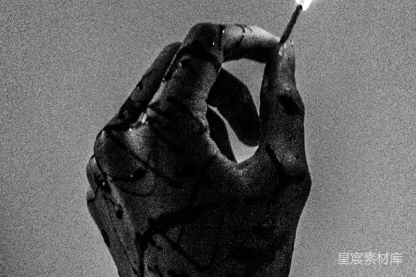 高清摄影 灰度照片中的人手持点燃的火柴棍