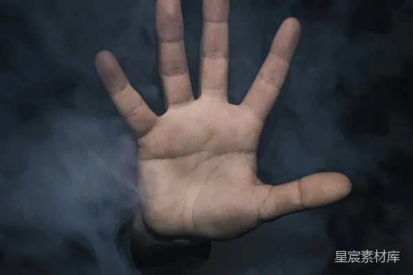 高清摄影 左手中留烟痕