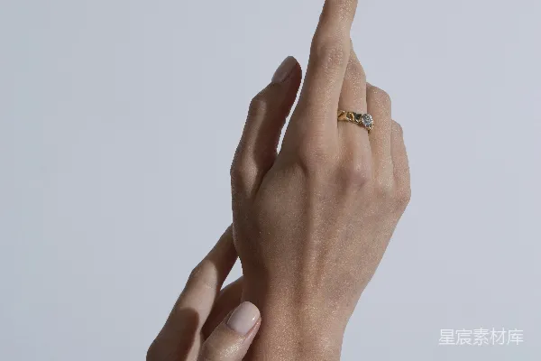 高清摄影 两只手相向伸起，手指上戴着戒指。
