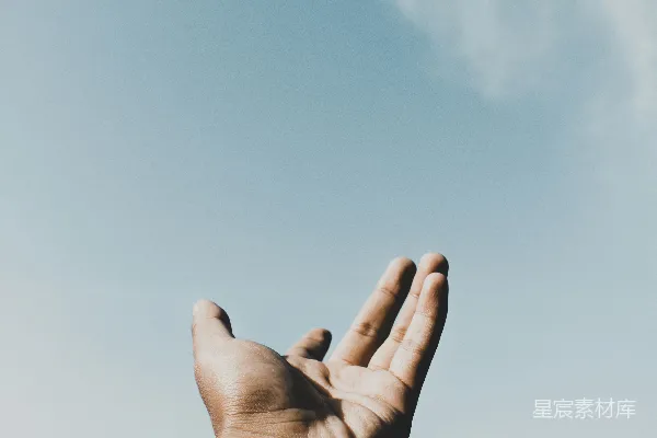 高清摄影 白天，人在蓝天下的左手。