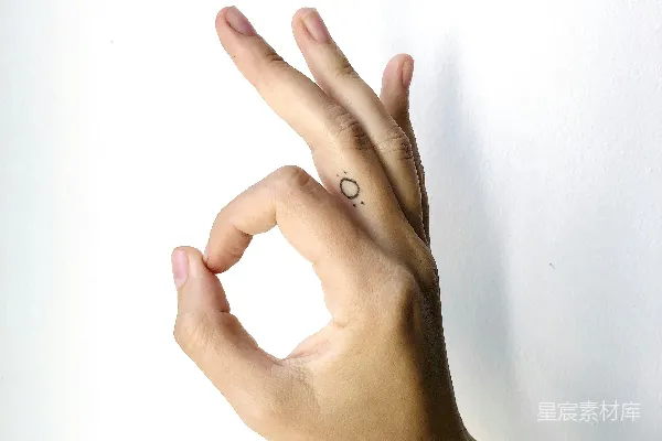 高清摄影 左手放在白色表面上的人们